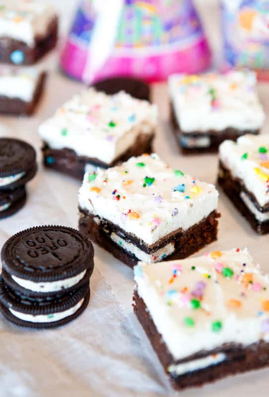 Brownies rellenos de galleta Oreo cubiertos con crema de vainilla