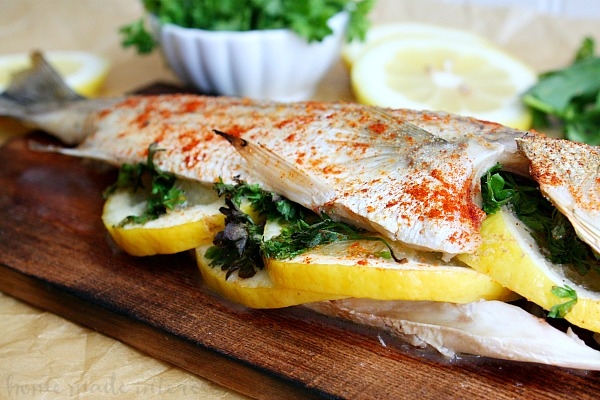 pescado blanco a la parrilla en mesa de madera