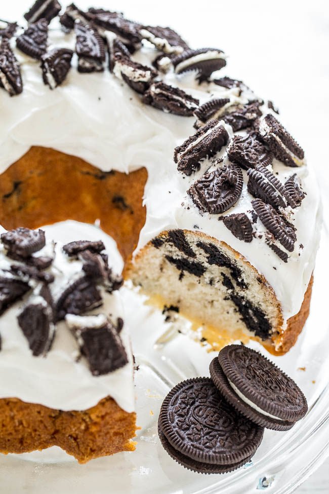 Pastel de donas de galletas y crema: ¡pastel blanco extremadamente FÁCIL que está CARGADO con Oreo, glaseado de vainilla decadente y espolvoreado con MÁS Oreos! Un favorito para las vacaciones!!