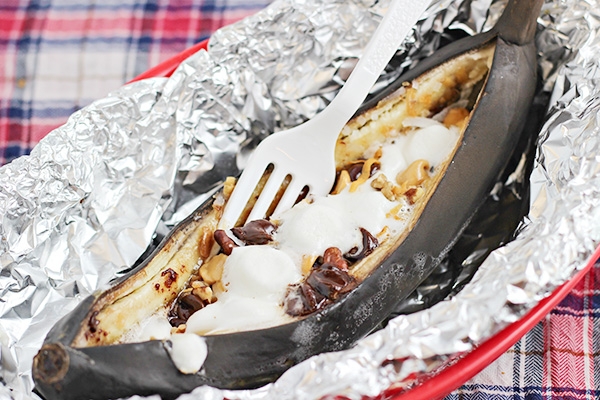 plátano a la parrilla con coberturas de postre