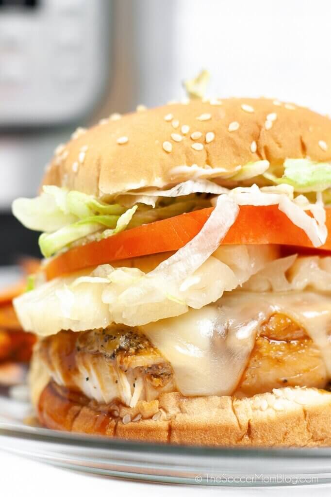 Primer plano de una jugosa hamburguesa de pollo teriyaki con queso