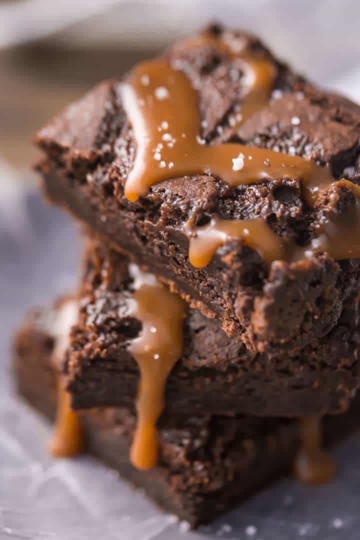 Receta de brownies de caramelo pegajosos y salados