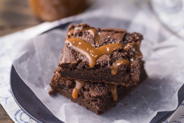 Receta de brownies de caramelo salado oscuro