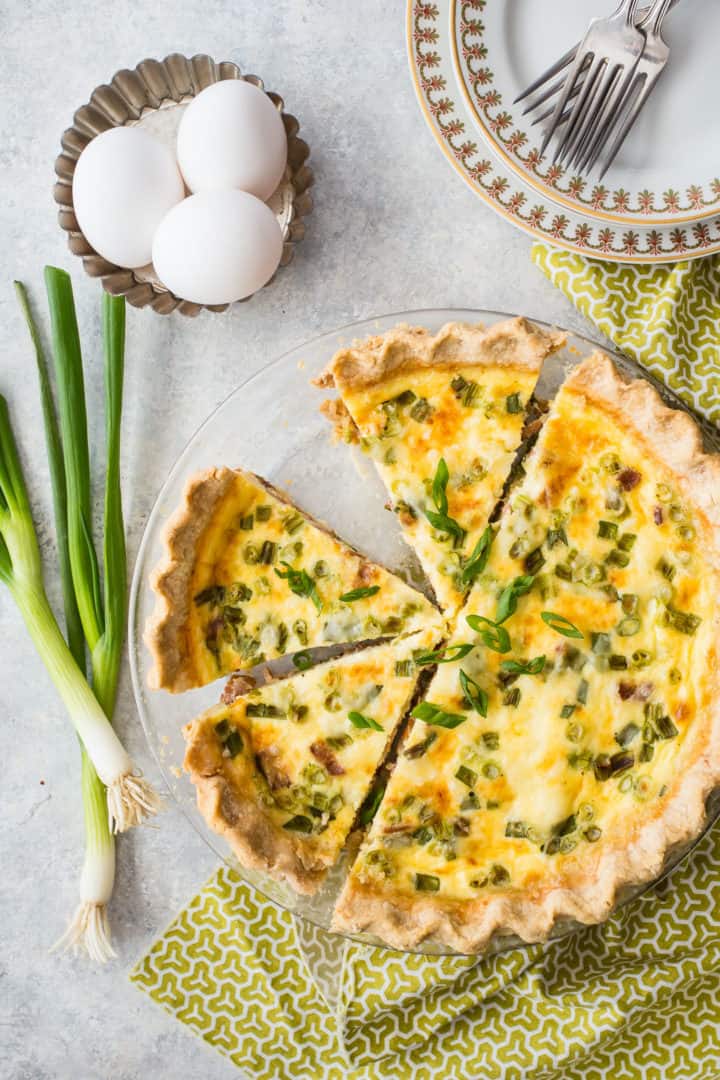 Imagen de arriba de la quiche Lorraine con huevos y chalota fresca.