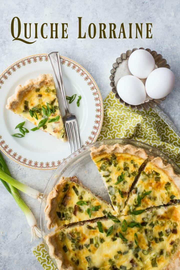 Fotografía cenital de quiche Lorraine en rodajas con huevos y cebolletas.