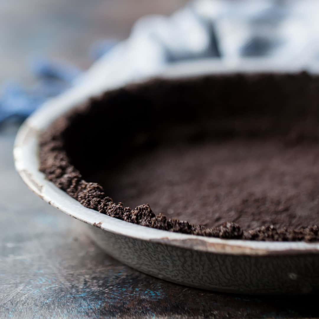 Primer plano de una corteza de galleta oreo casera en un plato de pastel vintage.