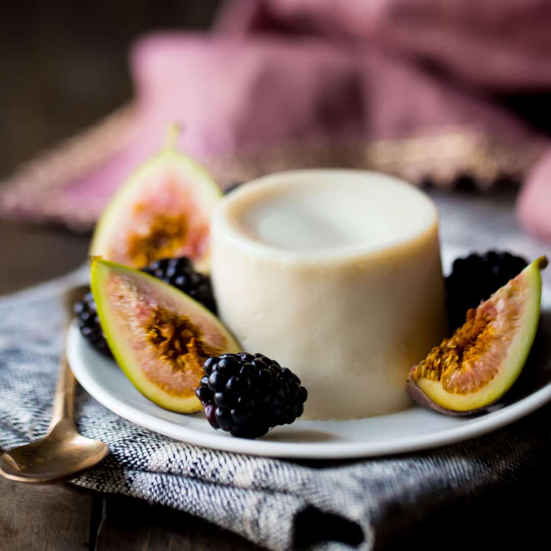 Panna Cotta en un plato con higos frescos y moras.