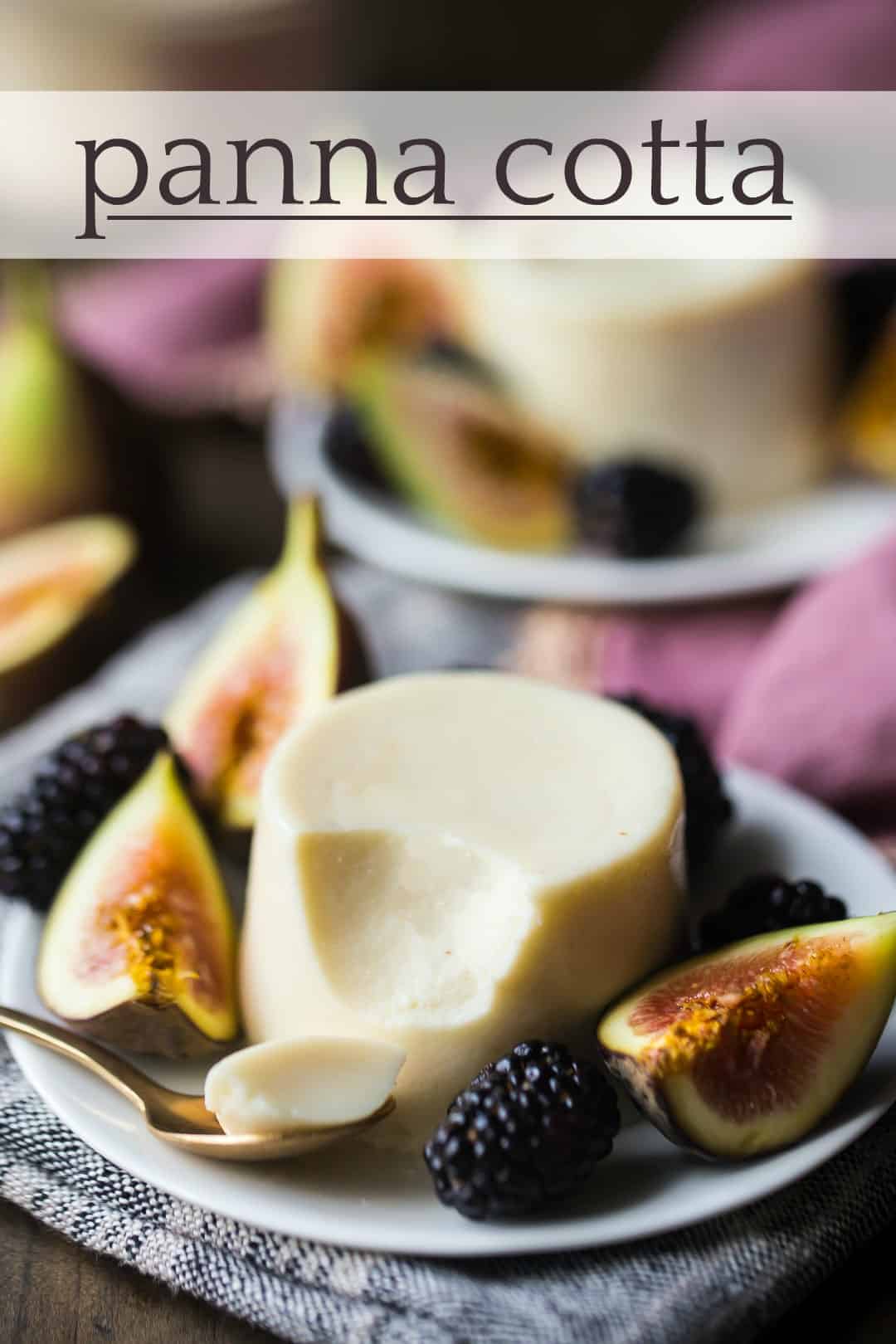 Receta de panna cotta, preparada y flan en platillo junto con higos frescos y moras, y un texto superpuesto que dice