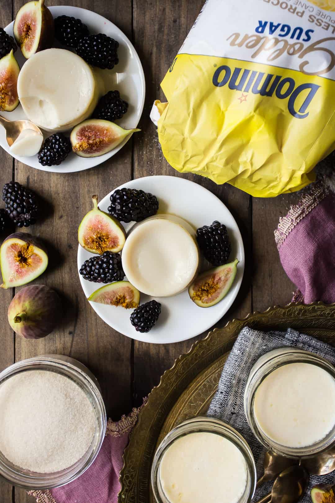 Imagen aérea de pannacotta adornada con bayas frescas.