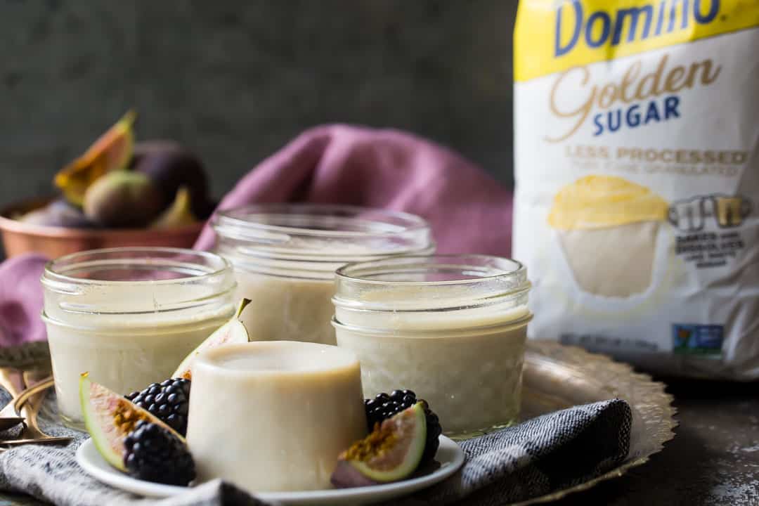 Panacotta en bandeja de latón con azúcar dorado en el fondo.