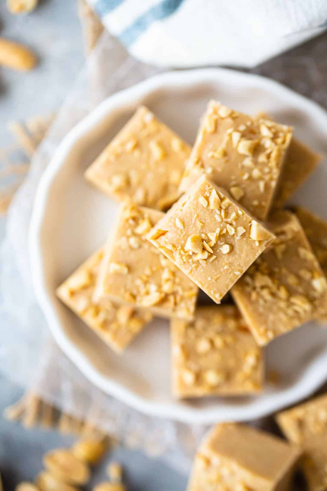 Imagen aérea de la receta de dulce de mantequilla de maní preparada y cortada en cuadrados.