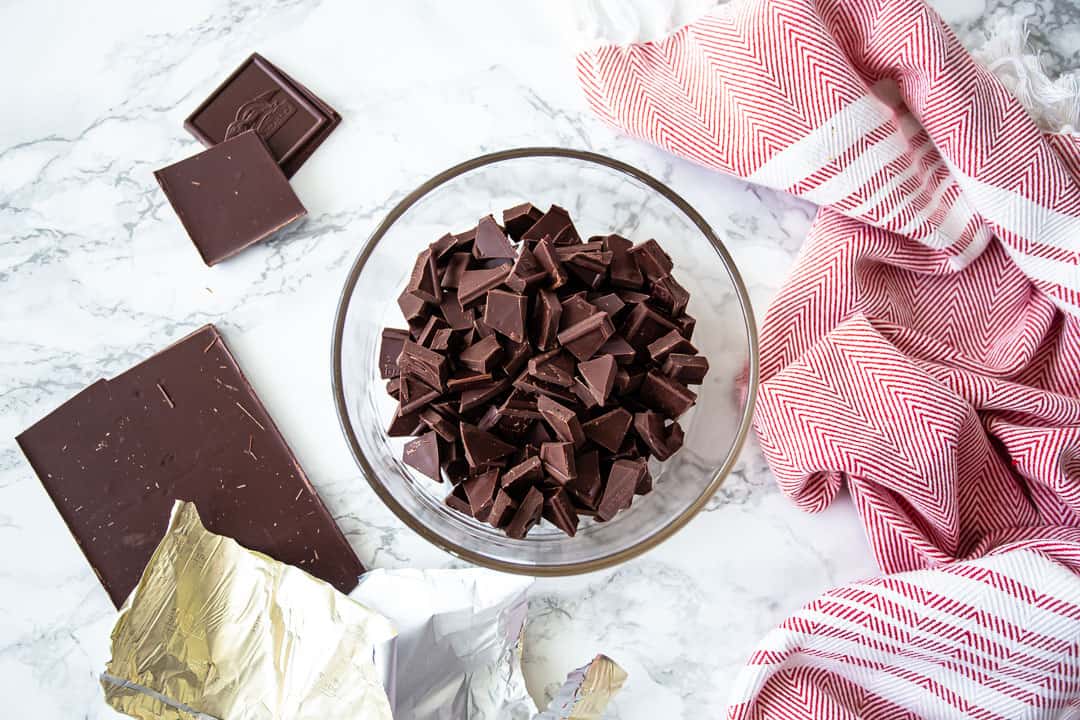 Cocine el chocolate partido en trozos pequeños y colóquelo en un recipiente apto para microondas.