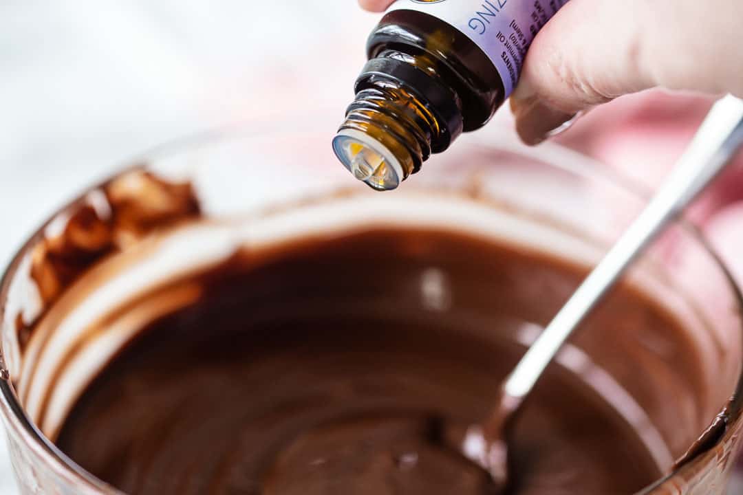 Agregue aceite esencial de menta al chocolate derretido para darle sabor.