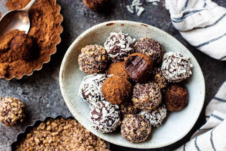 Imagen aérea de trufas de chocolate en un plato.