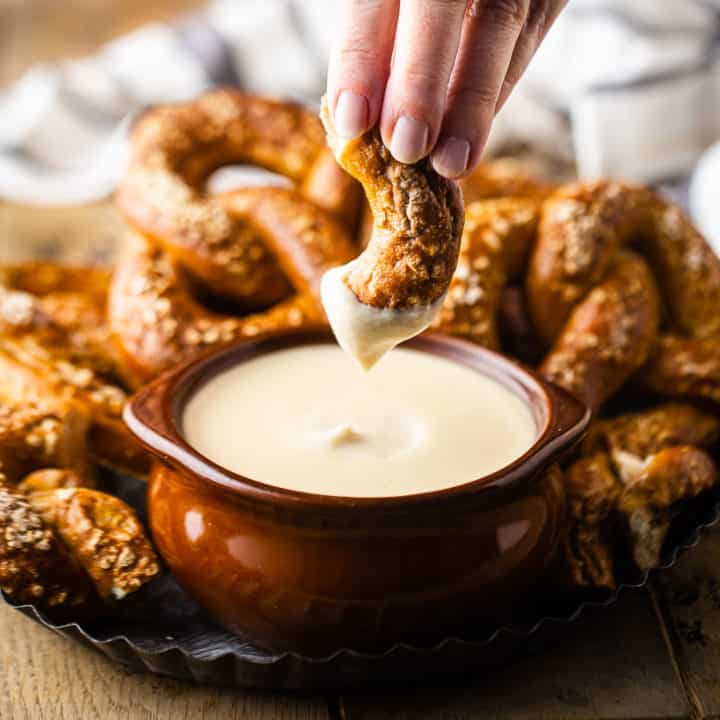 Sumerja un pretzel casero suave en queso de cerveza.