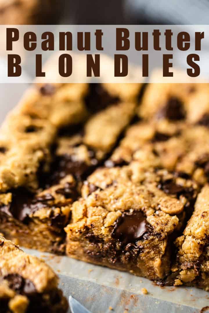 Receta de mantequilla de maní Blondie, horneada y cortada en cuadrados, con un texto superpuesto que dice 