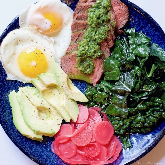 ensalada de bistec con chimichurri, huevos y verduras