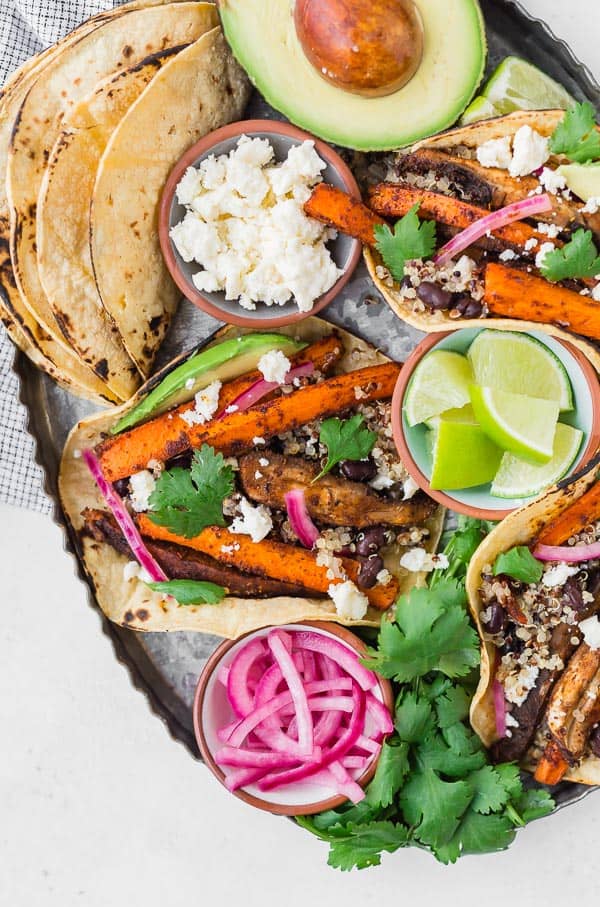 Tacos Veganos con Zanahorias Asadas, Champiñones, Quinoa y Frijoles