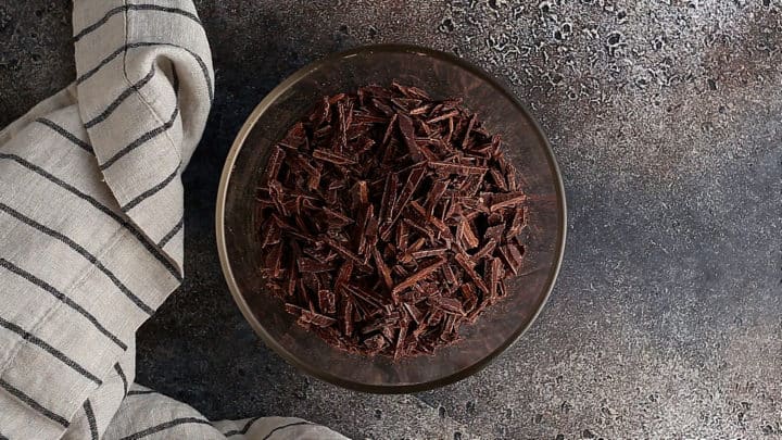 Chocolate picado en un recipiente de vidrio.