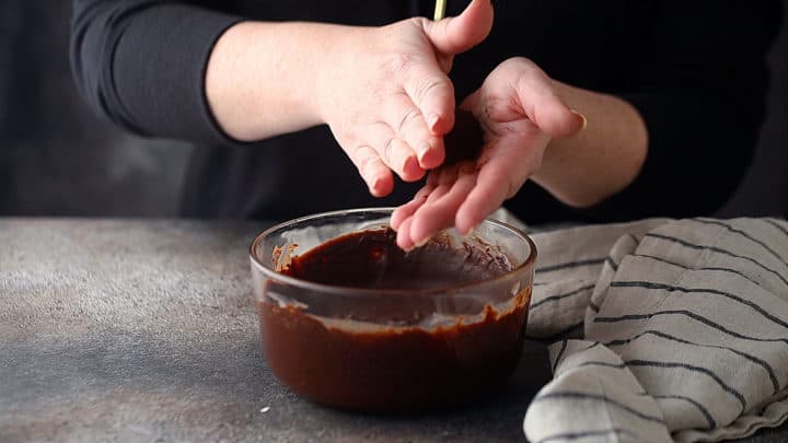 Enrolle el ganache en bolas para hacer trufas de chocolate.