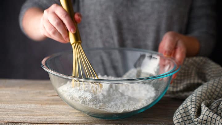 Batir los ingredientes secos para hacer una corteza de pan dulce.