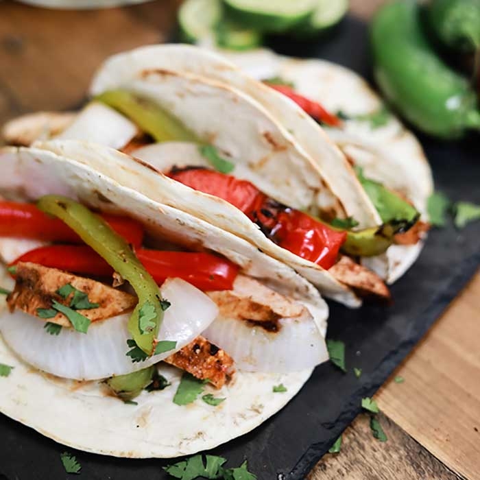 Tacos de fajita de pollo a la parrilla en tortillas de harina