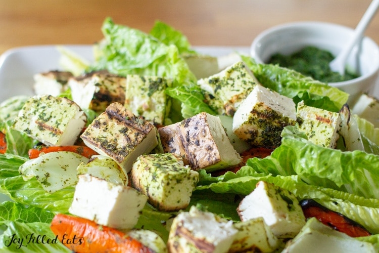 ensalada con pan a la parrilla