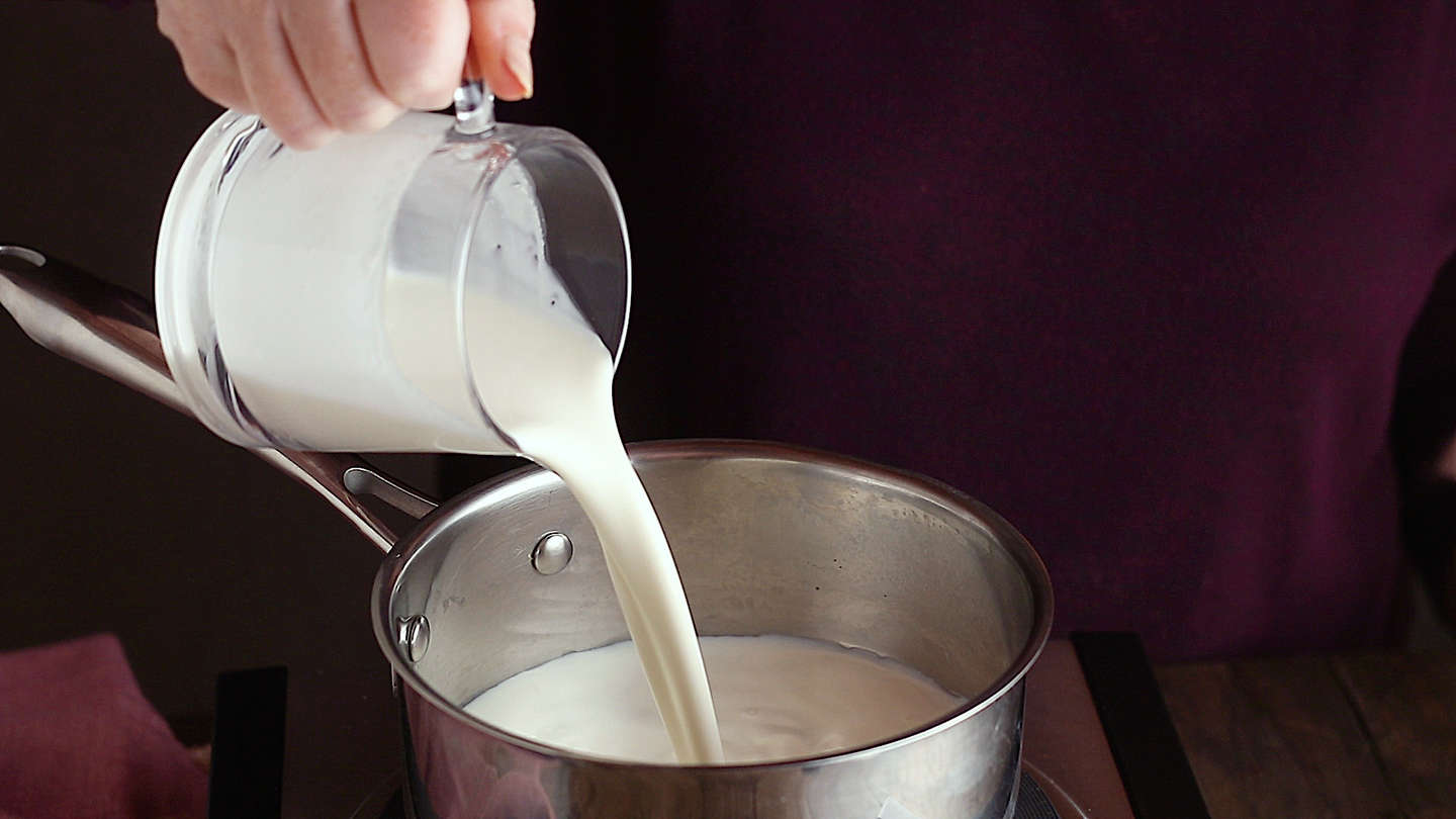 Preparar la panna cotta: Verter la leche en una cacerola.