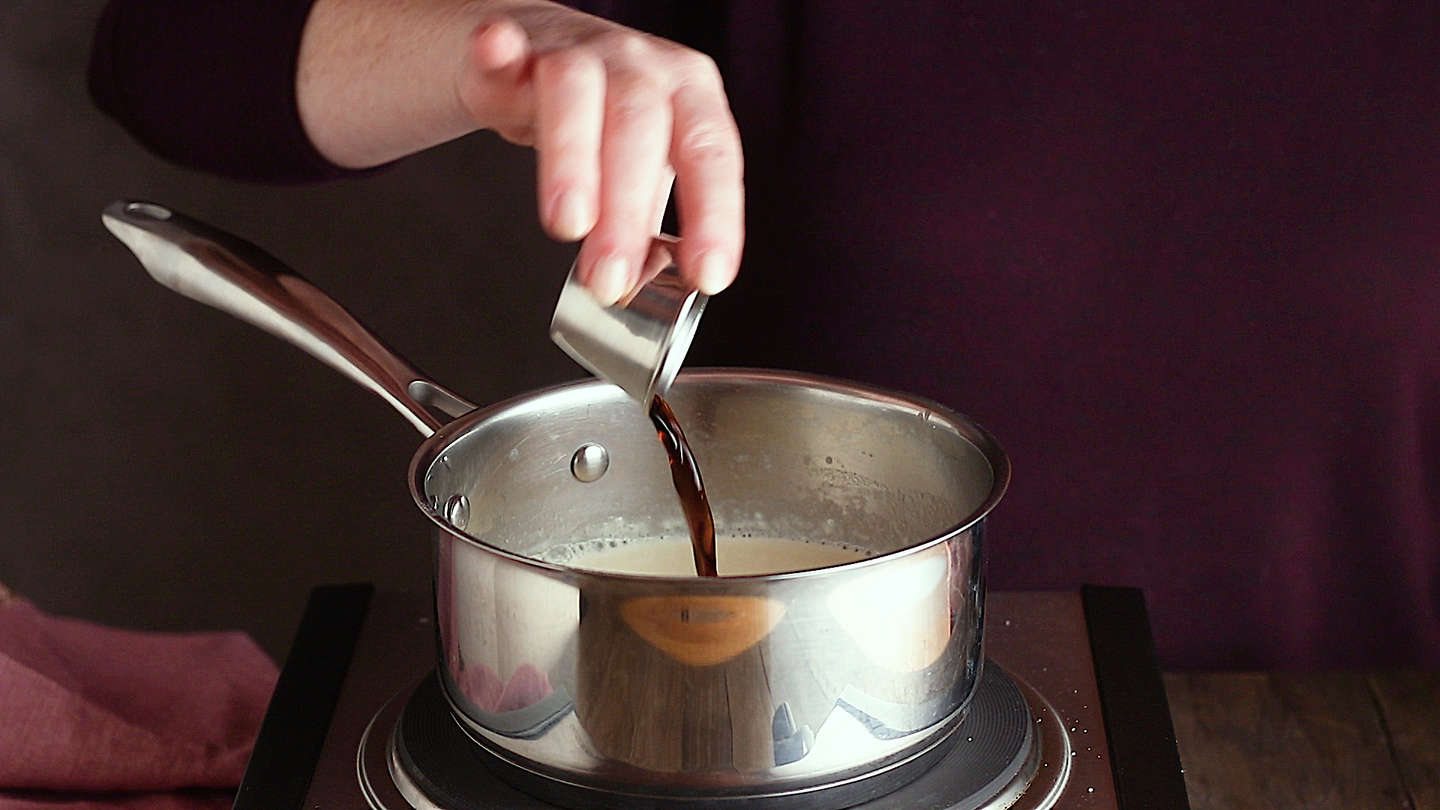 Preparar la panna cotta: añadir el extracto de vainilla.