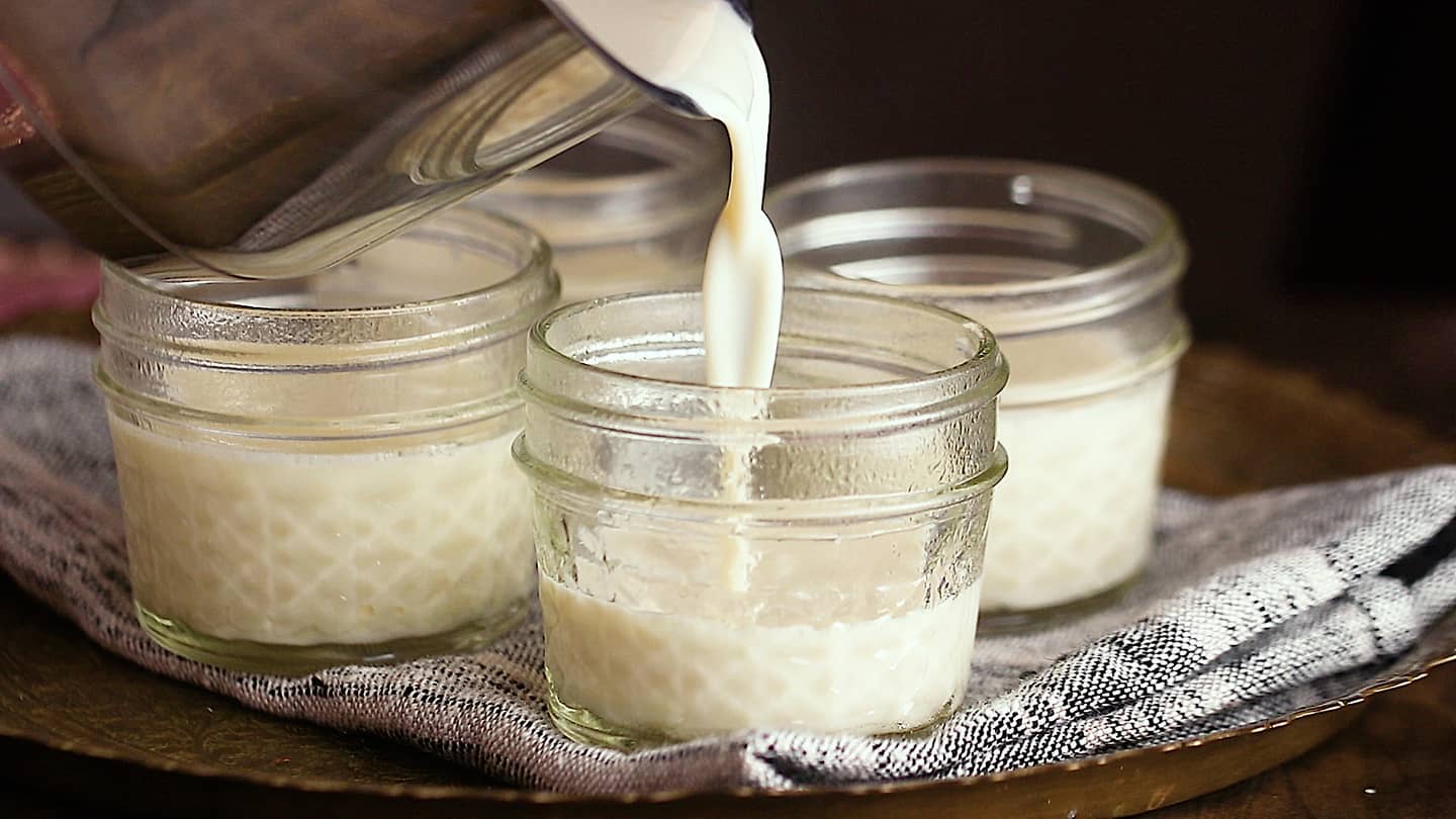 Preparación de la panna cotta: Verter el líquido en los moldes.