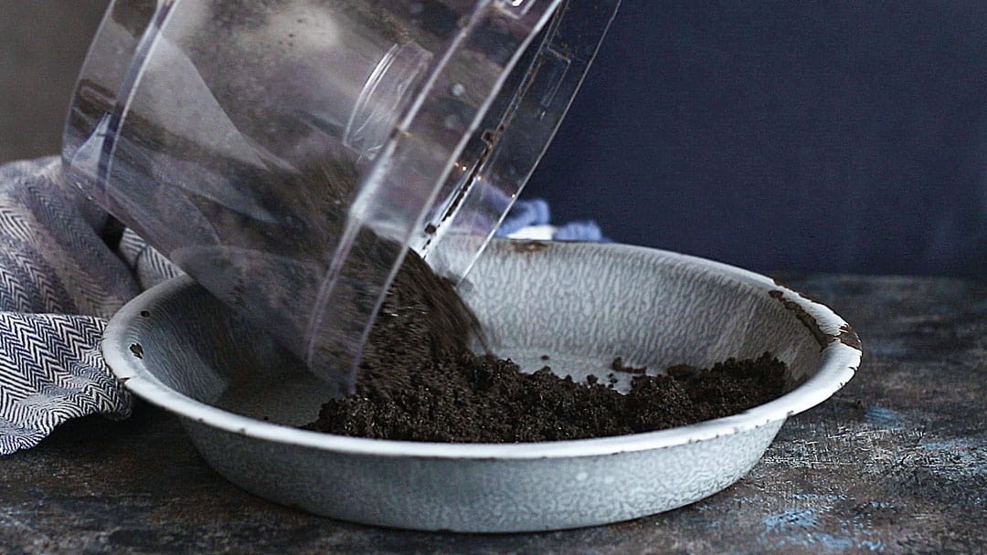 Vierta la mezcla de oreo en una fuente para horno.