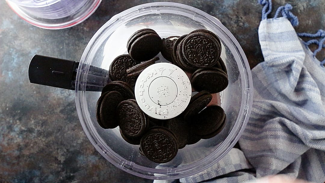 Galletas Oreo en el recipiente de un procesador de alimentos.