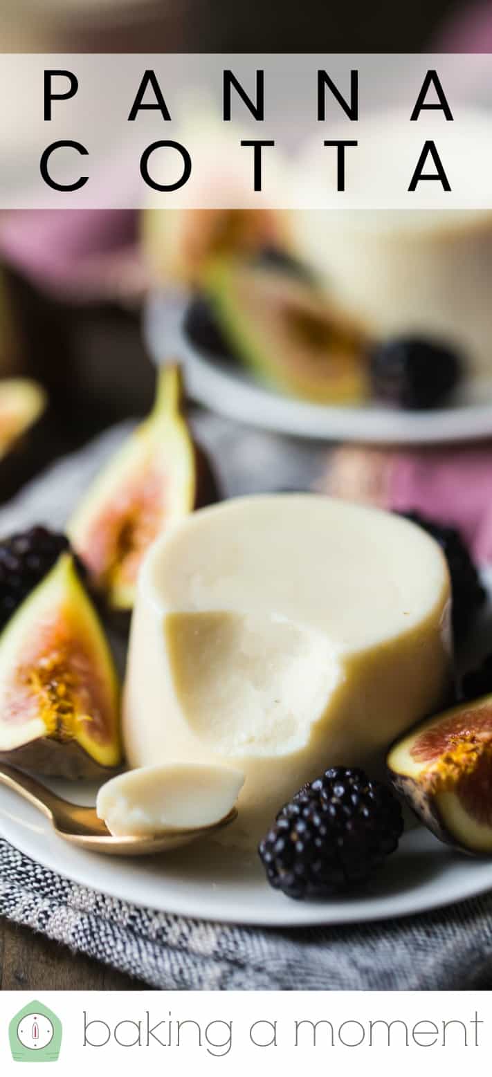 Panna cotta italiana clásica, adornada con higos frescos y moras, con un texto superpuesto que dice