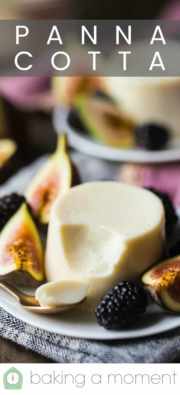 Panna cotta italiana clásica, adornada con higos frescos y moras, con un texto superpuesto que dice