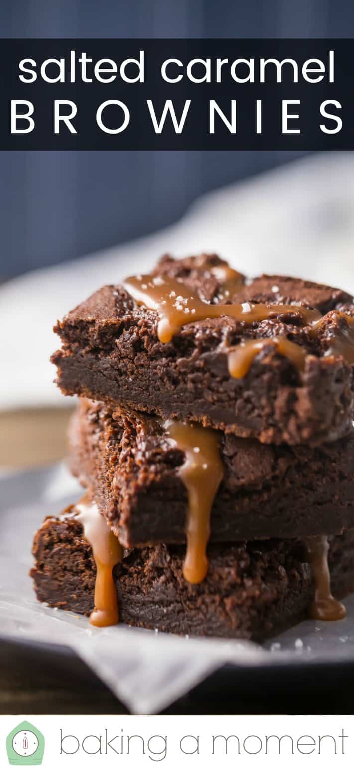 Primer plano de una pila de brownies de caramelo salados, con un texto superpuesto que dice