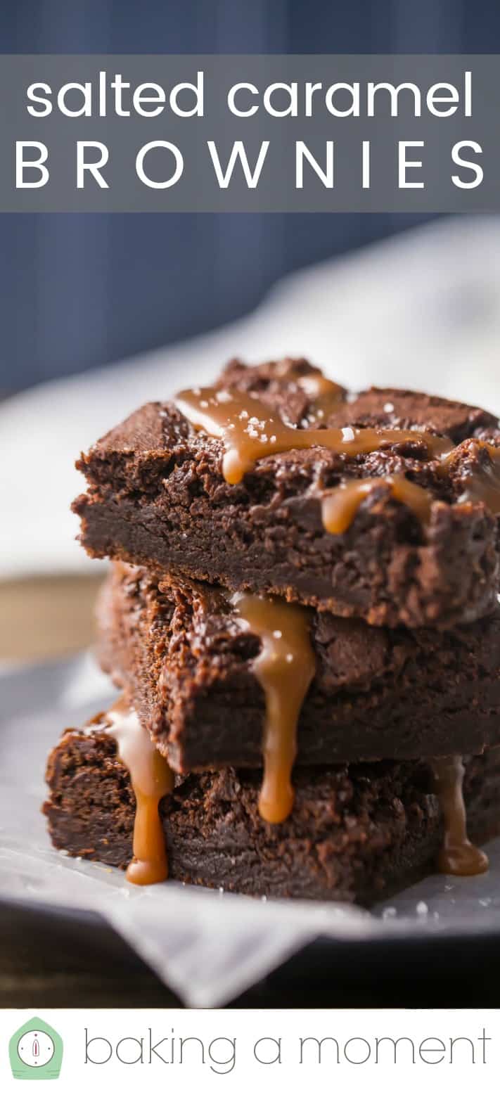 Primer plano de una pila de brownies de caramelo salados, con un texto superpuesto que dice