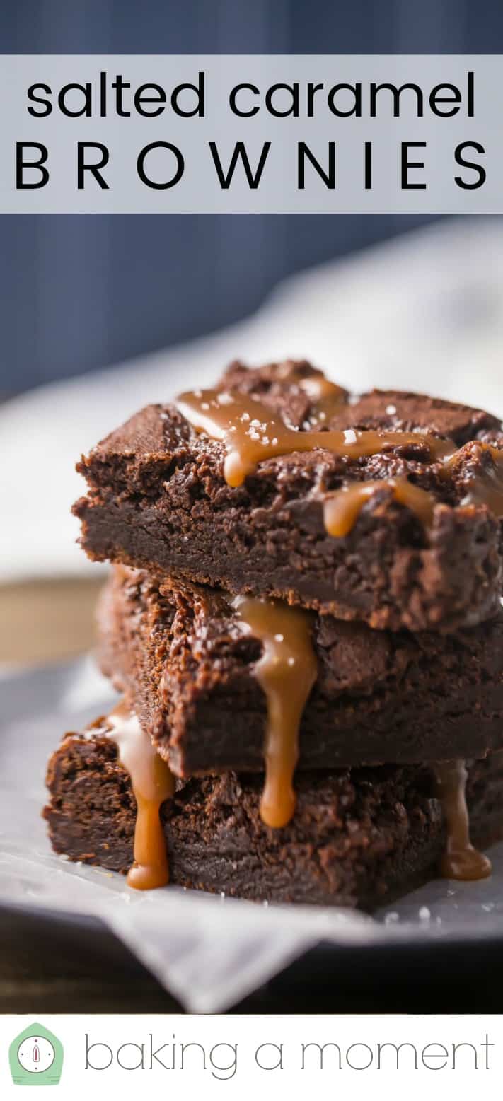 Primer plano de una pila de brownies de caramelo salados, con un texto superpuesto que dice