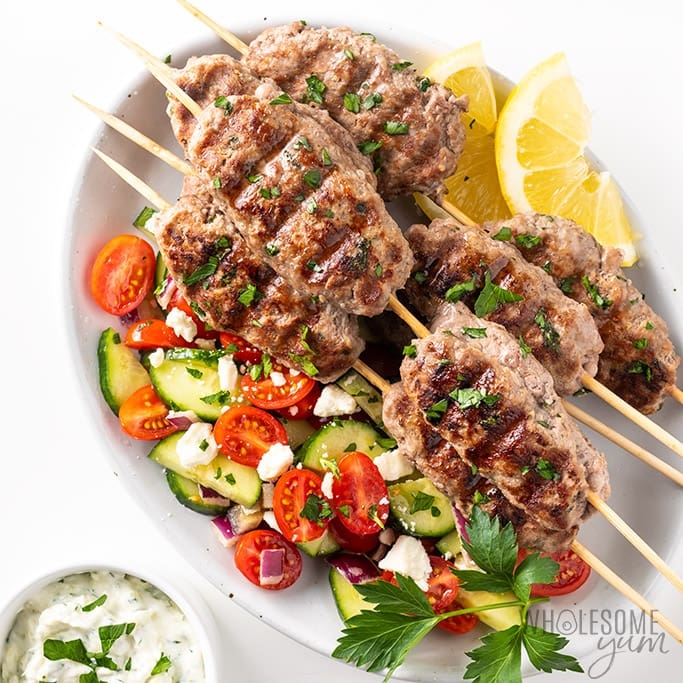 Brochetas de kafta a la parrilla con ensalada