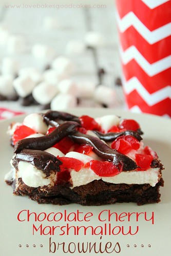 Brownies de chocolate con cerezas y malvaviscos #brownies #chocolate #cherries #marshmallows #valentines