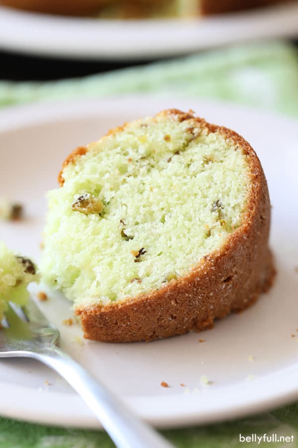 rebanada de pastel de pistacho en plato blanco