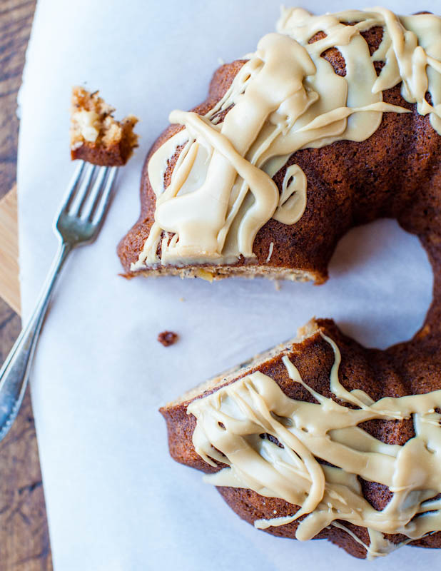 Tarta de manzana y plátano especiada con glaseado de caramelo y vainilla: ¡la tarta de manzana se combina con el pan de plátano con un glaseado para morirse! El mejor de todos.