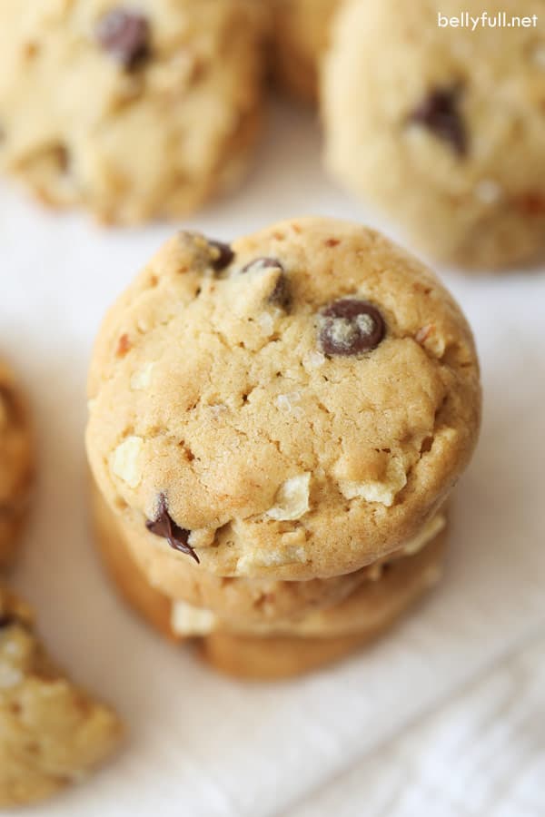 fotografía aérea de galletas apiladas en el fregadero de la cocina