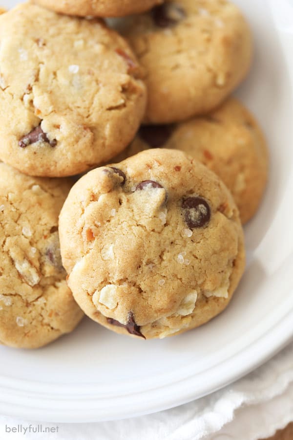 Galletas de fregadero de cocina en plato blanco