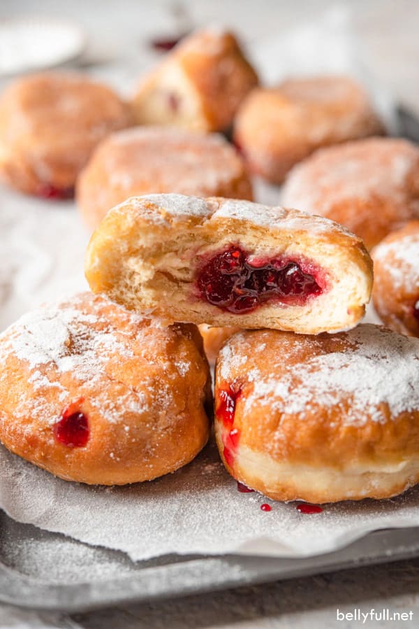 Sufganiyot Jelly Donuts pila de tres con goteo de gelatina