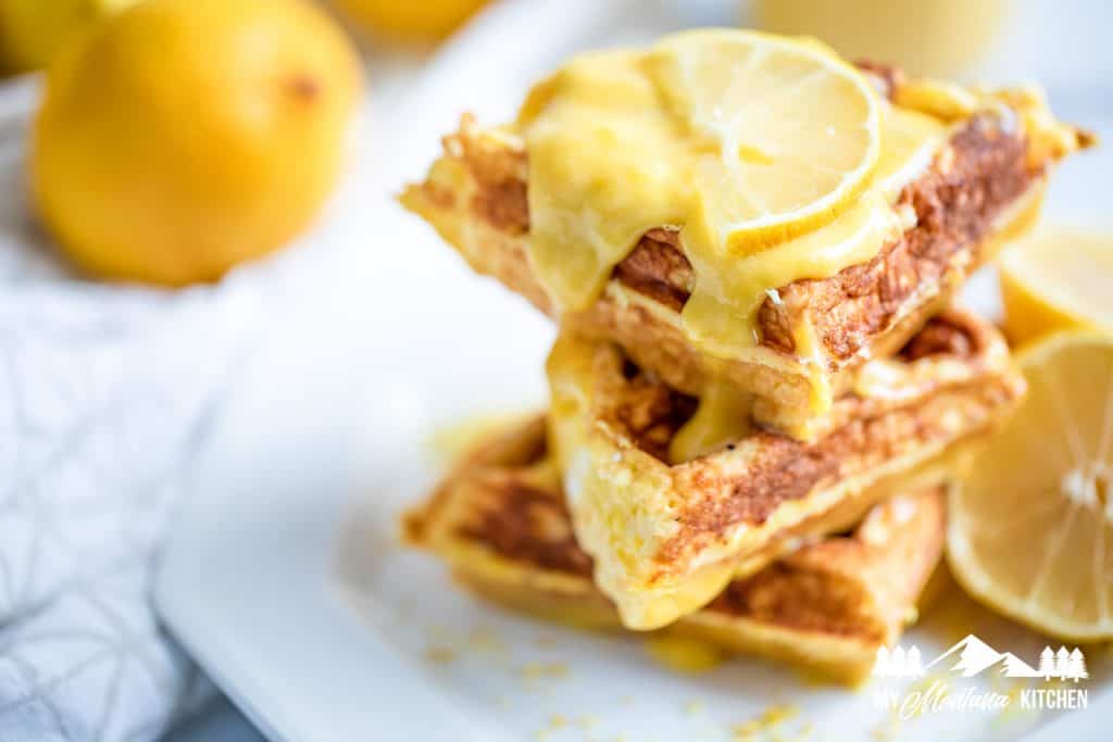 Imagen de chaffle cubierto con crema de limón baja en carbohidratos