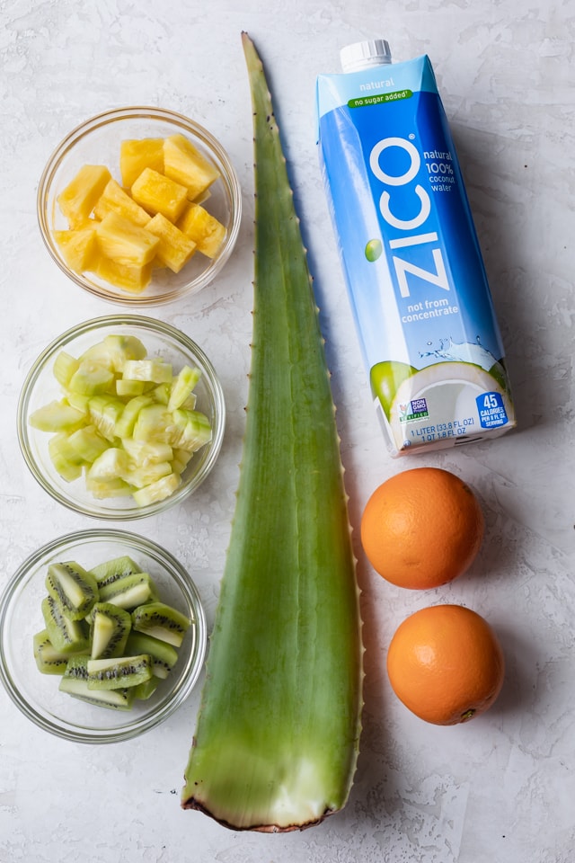 Ingredientes alternativos para el batido de aloe vera: agua de coco, jugo de naranja, piña, pepino y kiwi