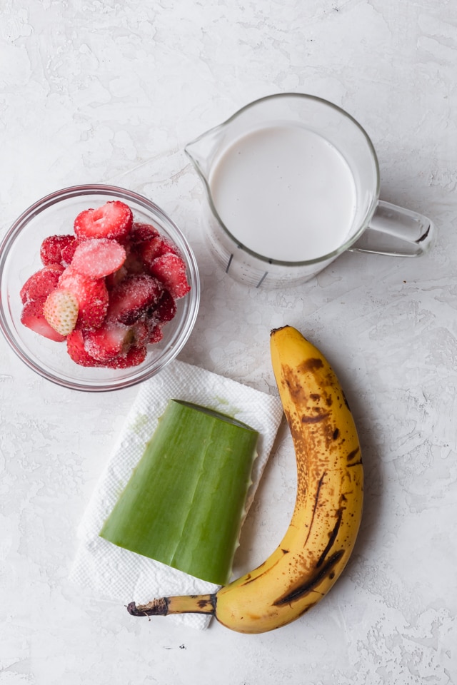 4 ingredientes para hacer el batido: plátano, leche de coco, fresas y gel de aloe vera