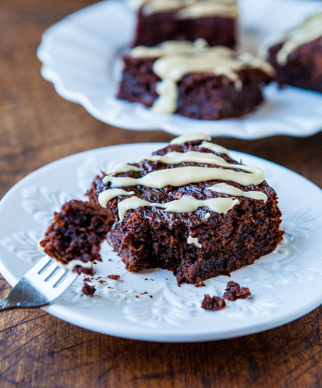 Brownies de pan de plátano con glaseado de vainilla y caramelo averiecooks.com