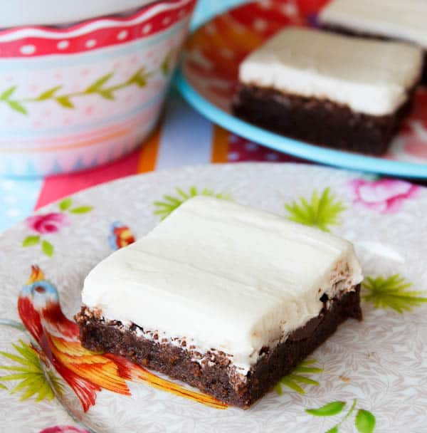 Nutella Fudgy Brownies con glaseado de queso crema averiecooks.com