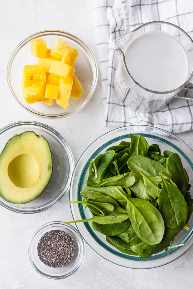 Ingredientes para preparar la bebida: espinacas, leche de almendras, piña, aguacate y semillas de chía